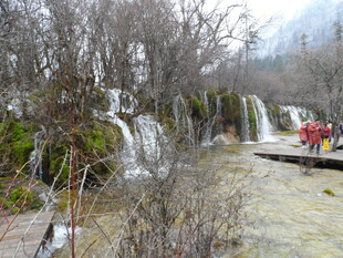 山间瀑布旁的游人景致