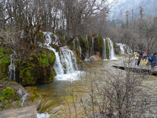 山间瀑布美景 游人漫步