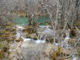 山间溪流与多彩水域景观