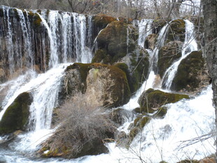 冬日雪景中的层叠瀑布