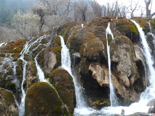 山间瀑布 水流潺潺