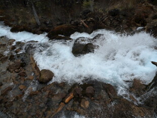 山间溪流湍急奔涌