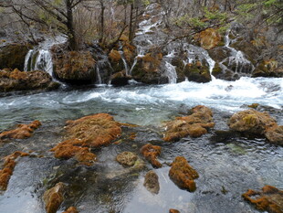 山间溪流瀑布景观