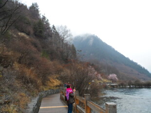 山间栈道上的徒步者