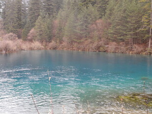 蓝湖静景 山林环绕之美