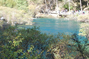 山间幽蓝湖水美景