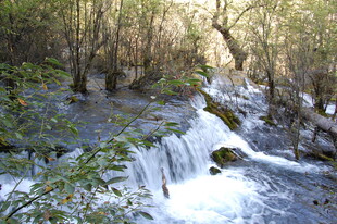 山间溪流瀑布自然美景