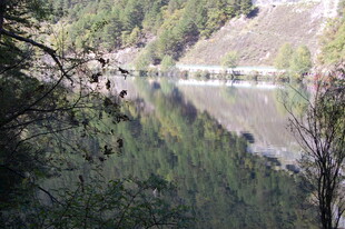 山间静谧湖水倒影美景