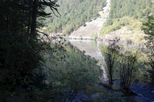 山林间静谧的湖水景色