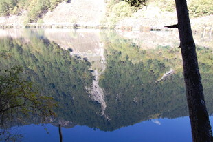 湖光山色中的自然倒影