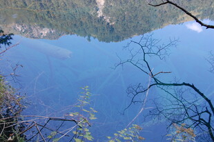 高山下的静谧蓝湖