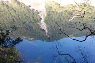 山间幽蓝湖泊秀丽景致