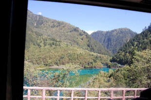 窗外秀丽山水风光