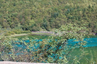 青山绿水间的秀丽湖景