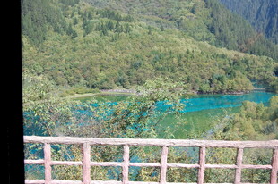 美丽的山间蓝湖风景