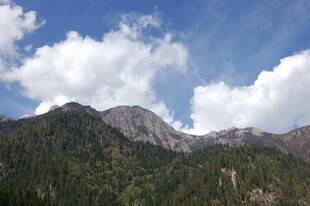 蓝天白云下的壮美山峦