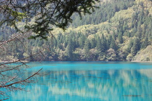梦幻蓝湖 山林环绕之景