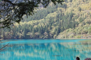 蓝湖美景 山林环绕