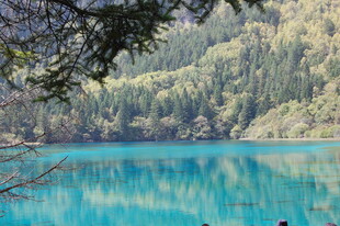 梦幻蓝湖 山林环绕之景