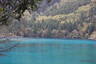 蓝湖青山间的自然美景