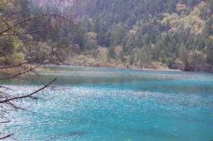 九寨沟的蓝色美丽湖泊