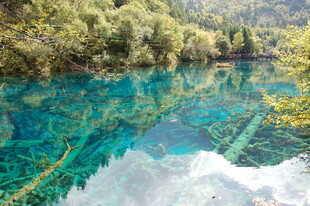 梦幻蓝绿色清澈湖水景观