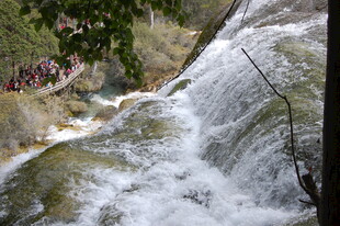 山间瀑布水流湍急