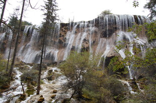 壮观森林瀑布自然美景