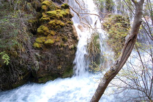 山间瀑布溪流自然美景
