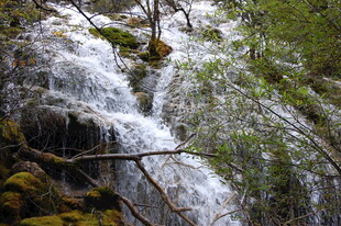 山间瀑布流水景观