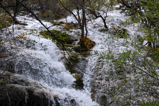 山间溪流瀑布自然美景