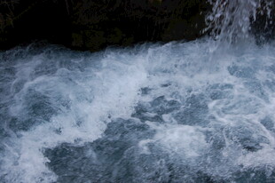 湍急水流 展现自然之美