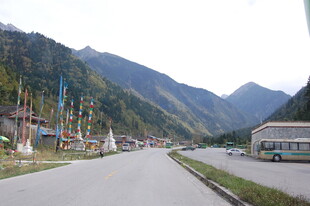 山间公路旁的多彩经幡