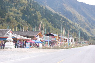 山间村落集市景象