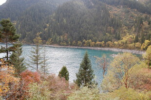 山间幽蓝湖泊秋日景致