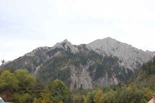 巍峨山峰与葱郁林木