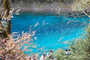 蓝湖美景引游人驻足