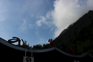 中式建筑与山景相映成趣