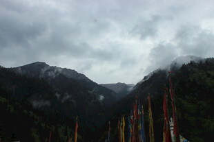 云雾缭绕的山间经幡景观