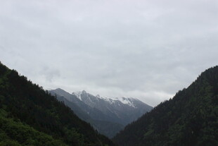 山间景致 云雾缭绕的山脉