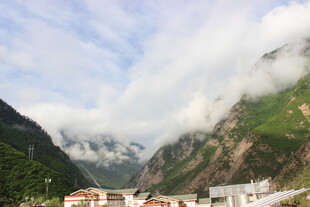 山间云雾缭绕的美丽村落