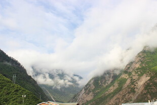 云雾缭绕的壮丽山间景色