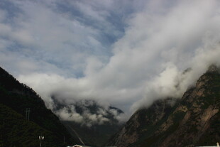 云雾缭绕的壮丽山间景色