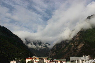 山间云雾缭绕的美丽景致