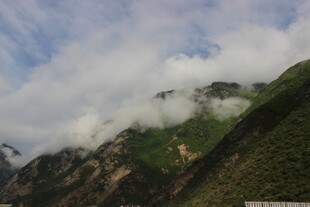 云雾缭绕的翠绿山峦