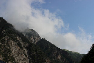 云雾缭绕的壮美山峦