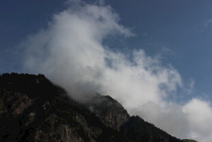 山峦云海间的壮丽景致