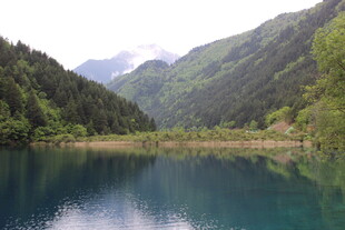 山间幽蓝湖泊美景