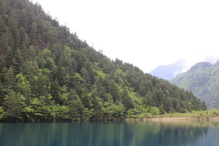 青山环抱的静谧湖水