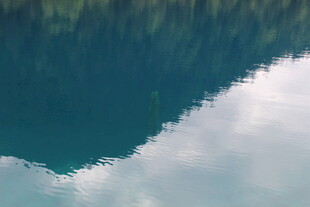 湖面倒影蓝天白云